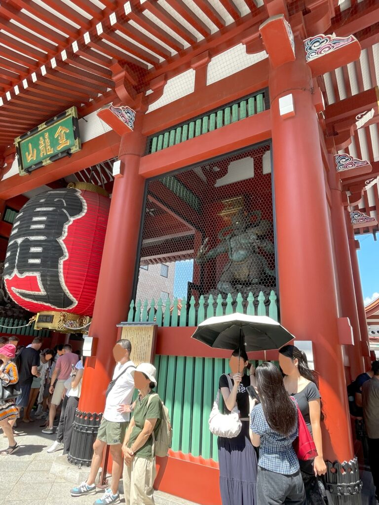 雷門の門を向かって、右側に「風神」様の像がある。