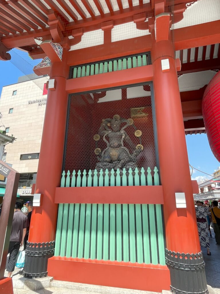 雷門の門を向かって、左側に「雷神」様の像がある。