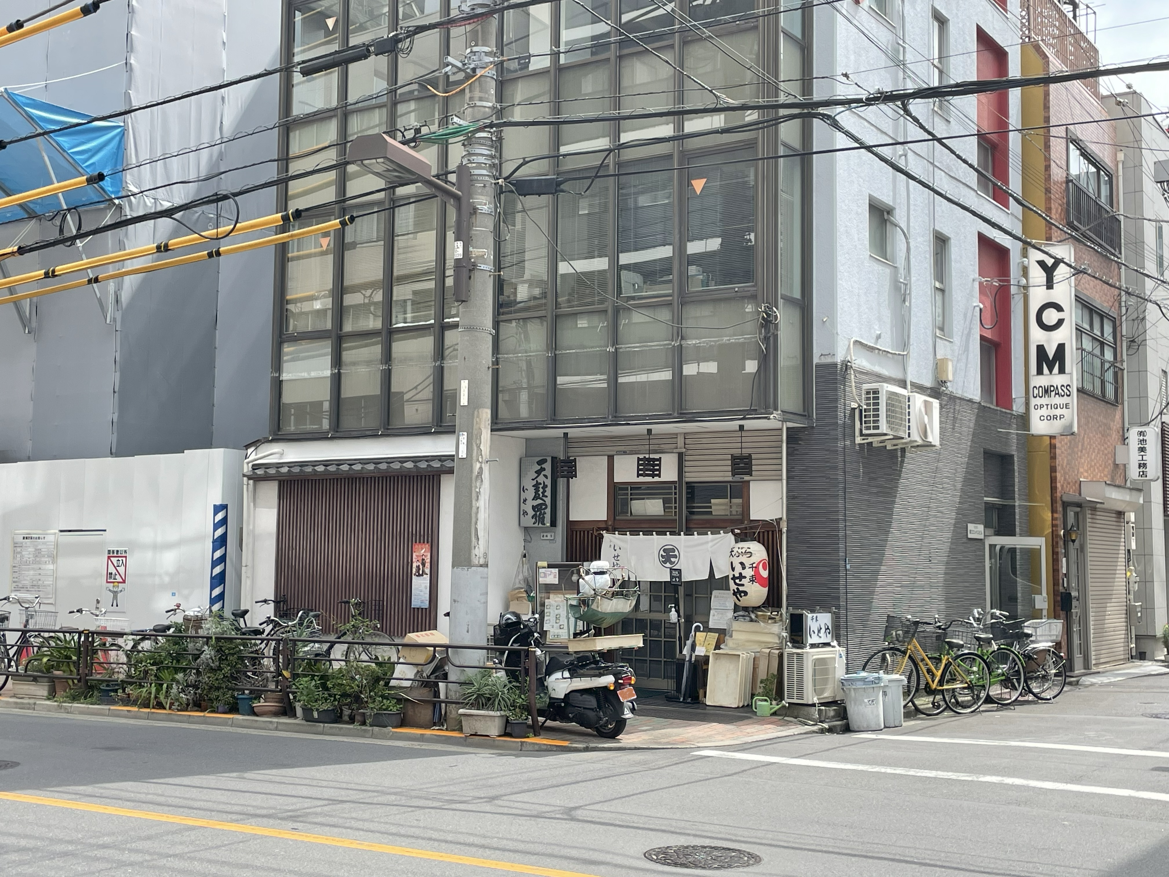 いせや千束さんの入口。白い暖簾と「天麩羅いせや」の縦看板が見える角地の外観。