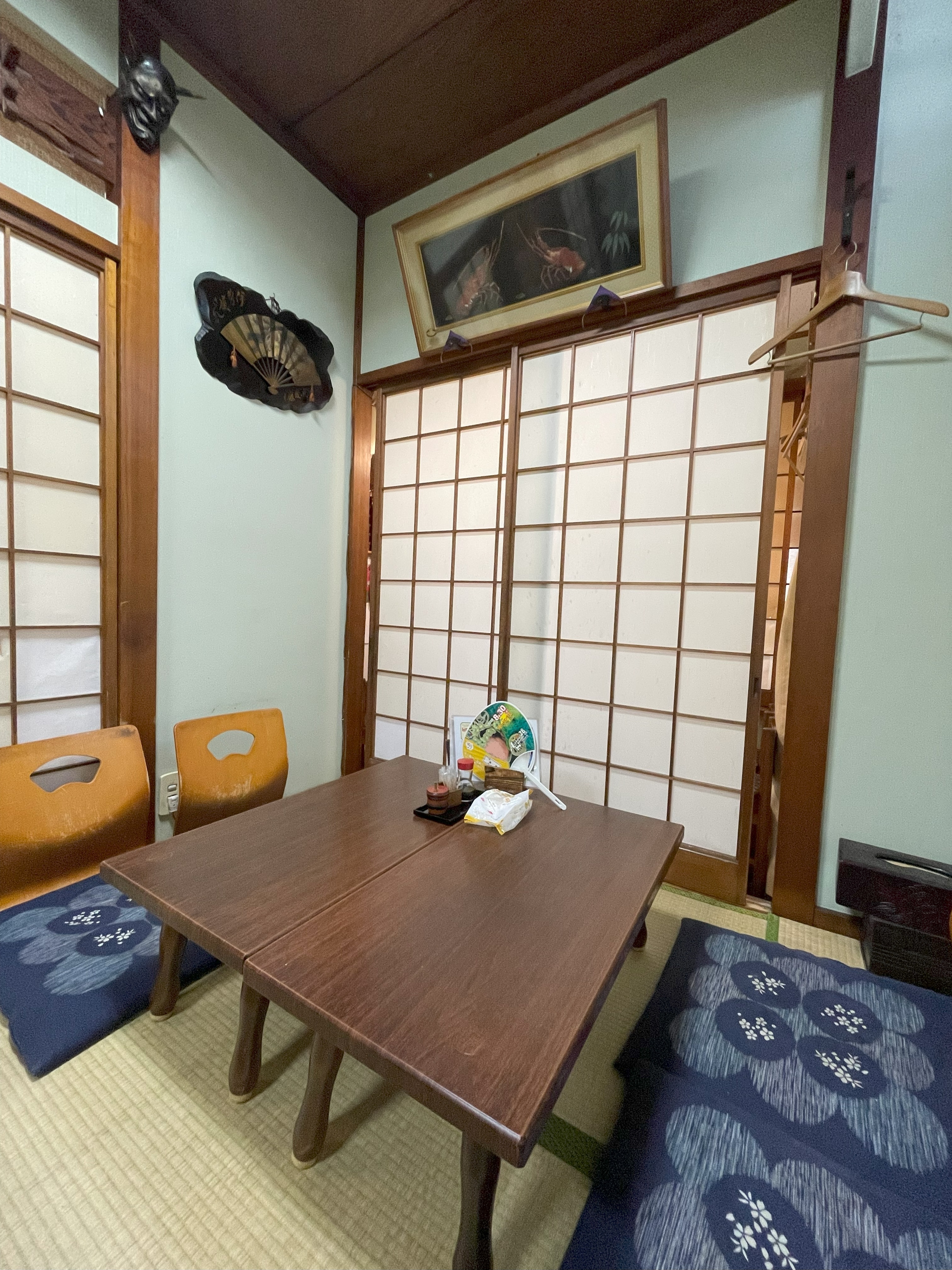 昭和の雰囲気が漂う店内。家庭的な和室の空気感。