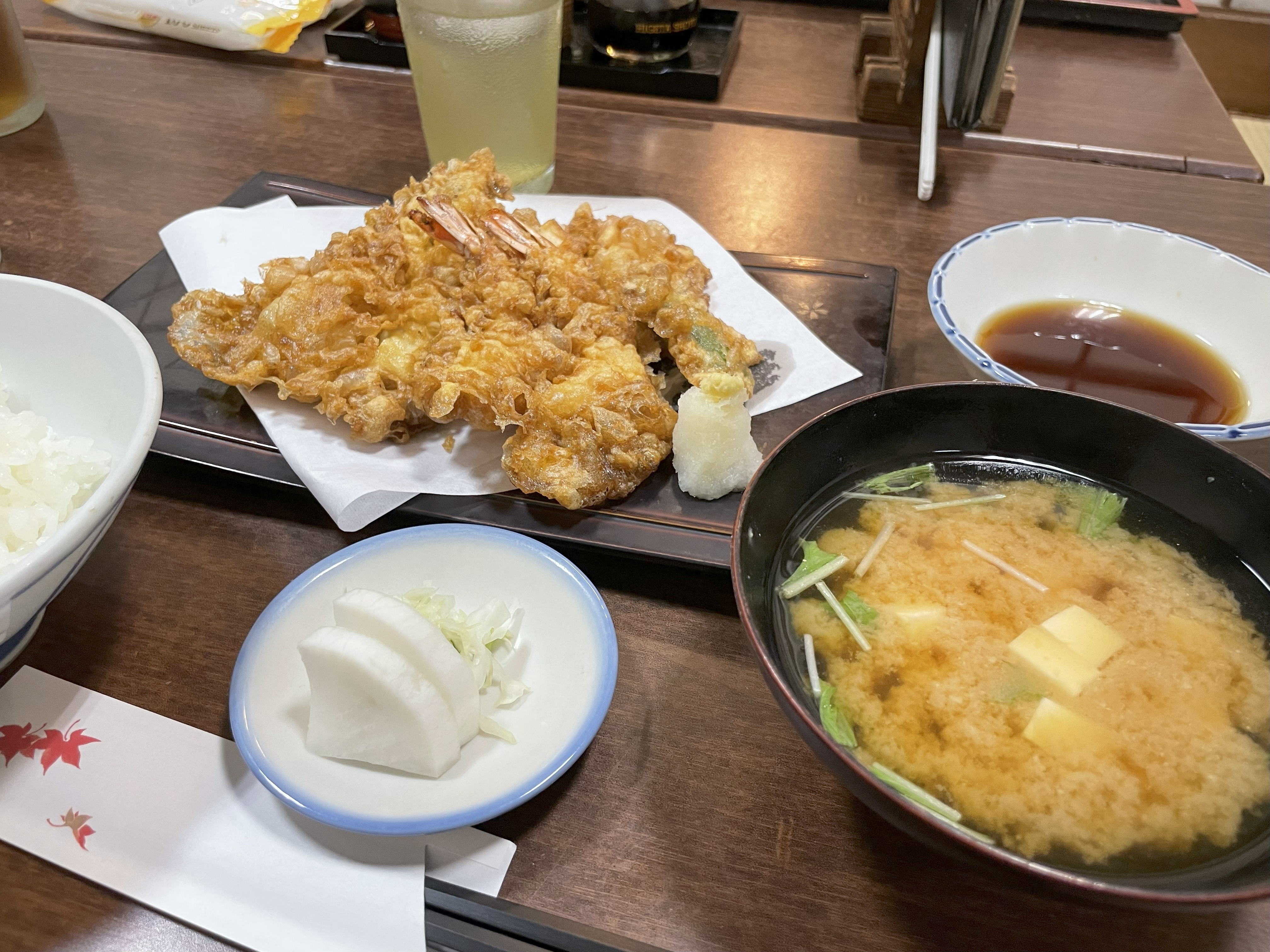 ご飯・天ぷら・漬物・味噌汁が揃った天ぷら定食。揚げたての天ぷらが食欲をそそる。