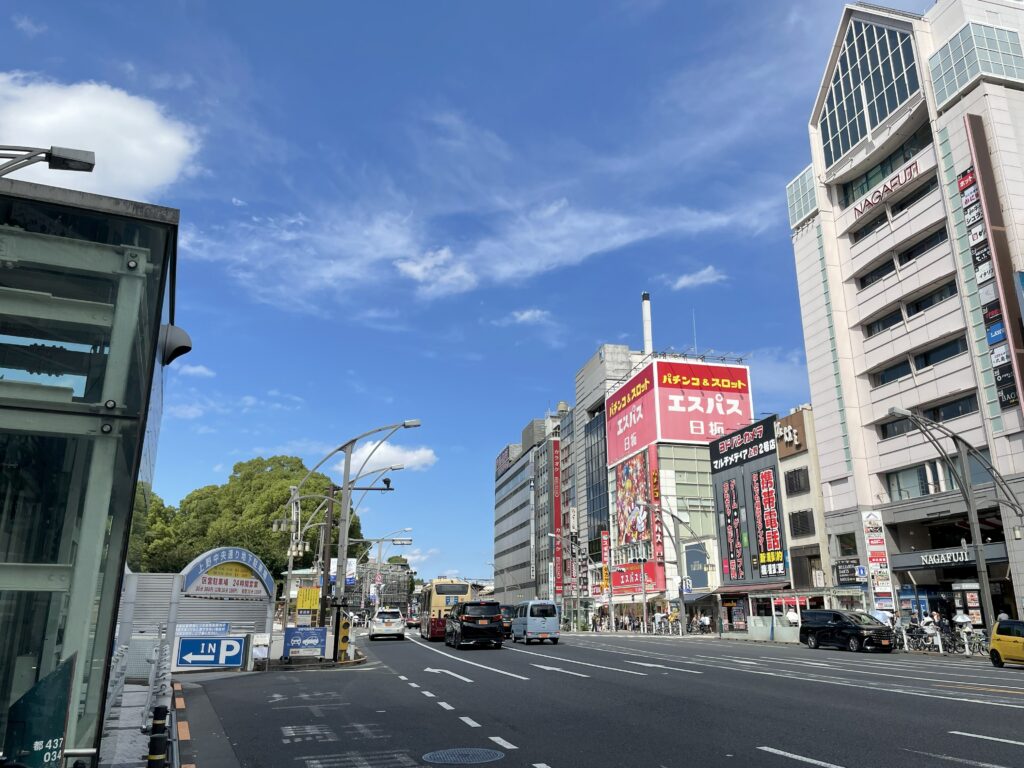 京成上野駅前から見たJR上野駅方面。