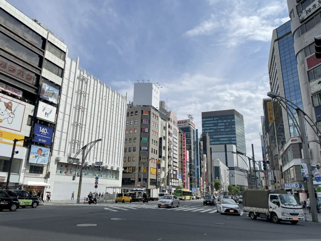 京成上野駅前から見た上野広小路方面。