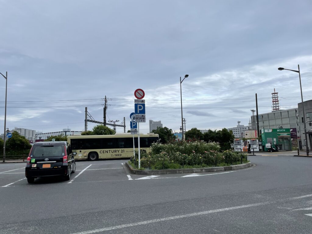 ドナウ広場のバスロータリーの様子。バスとタクシーが停車している。