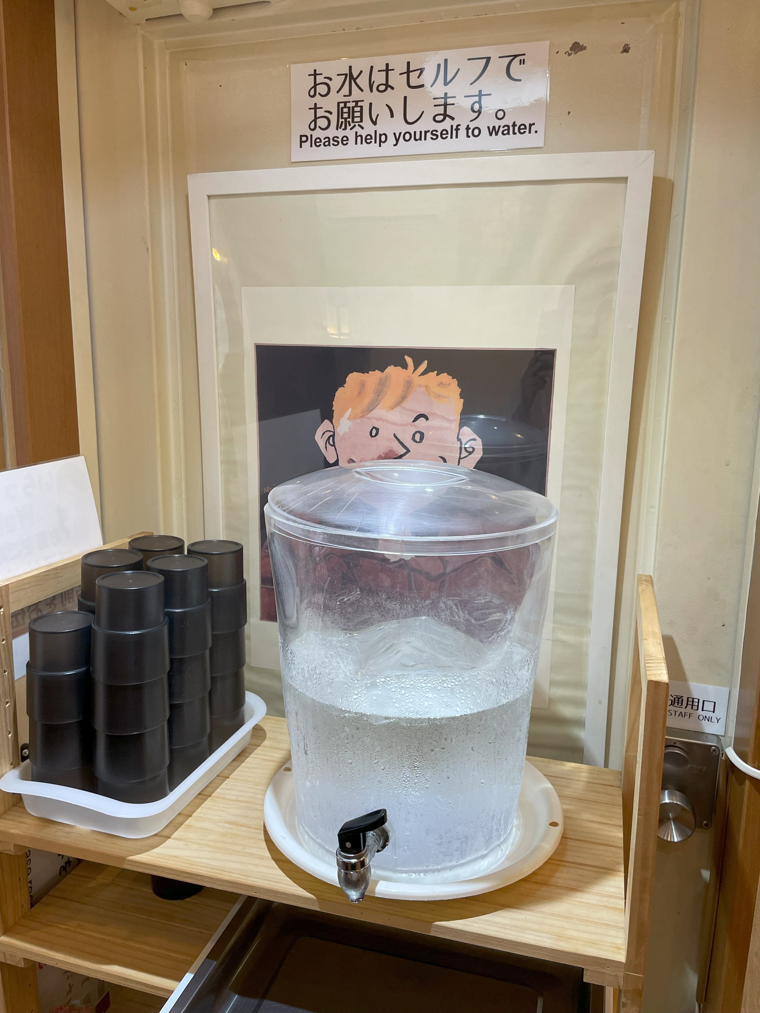 福カフェさんのセルフサービスのお水コーナーとウォーターサーバー。