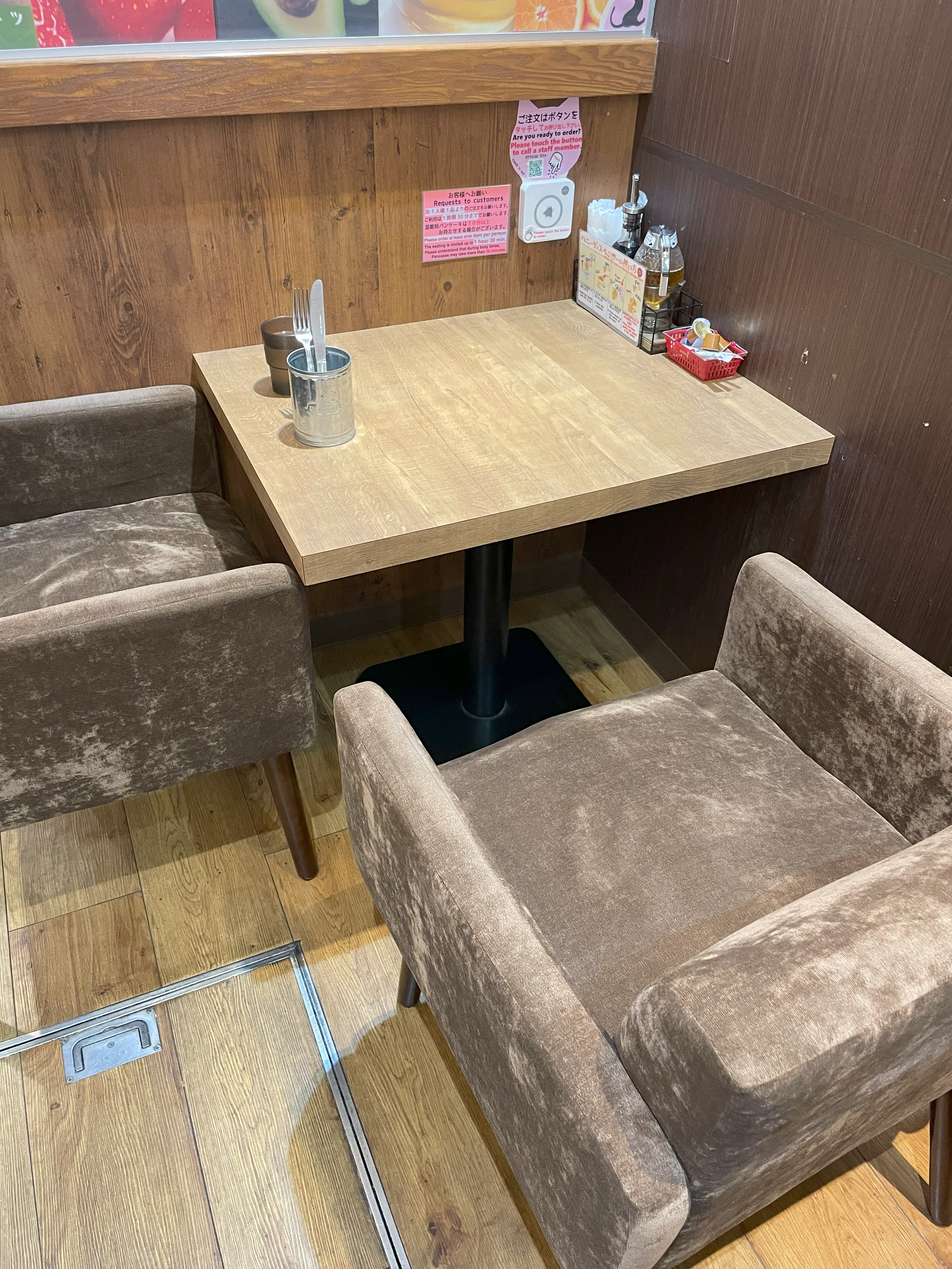 福カフェさんの店内、ふかふかのソファ席と木製テーブル。