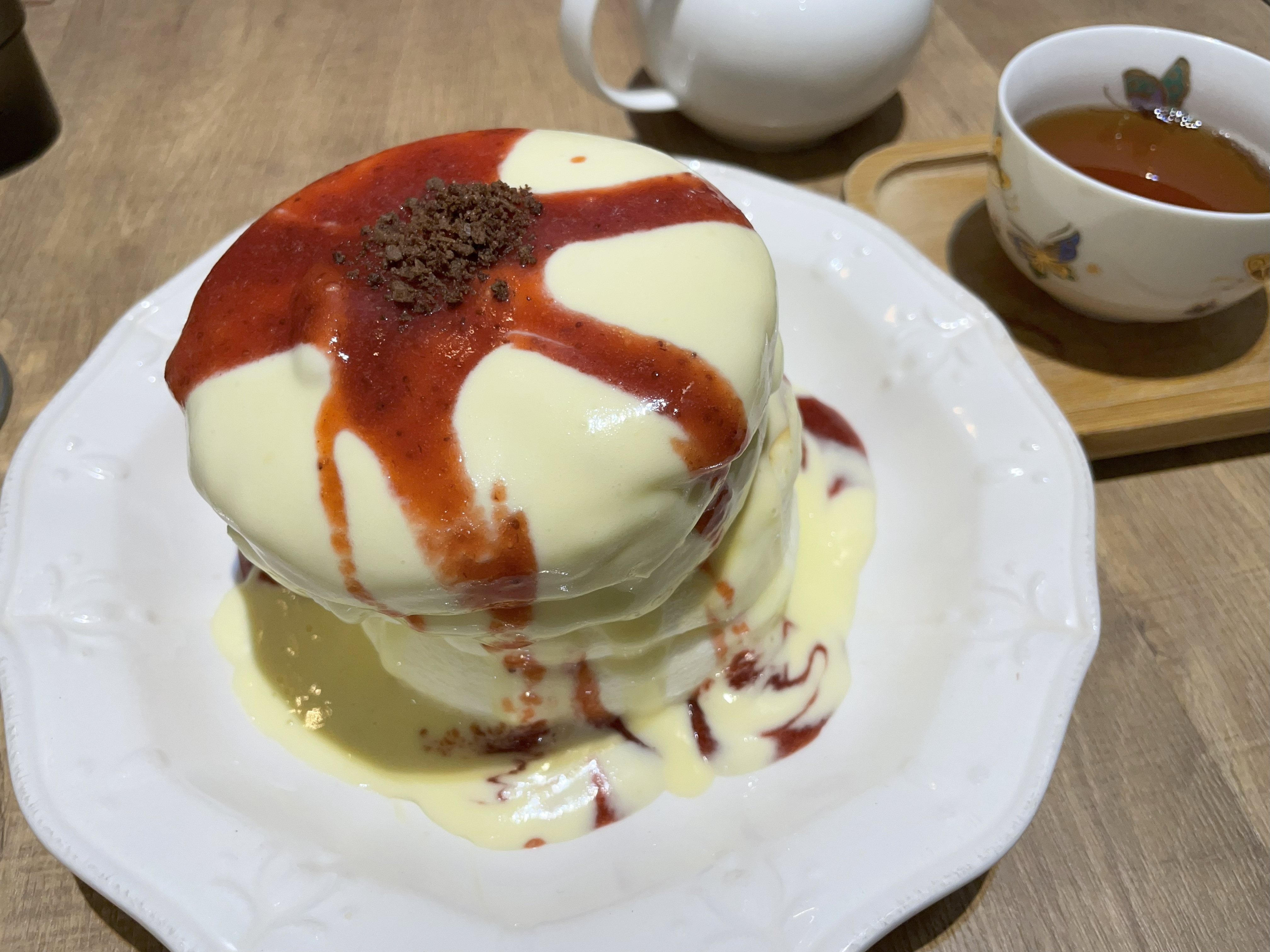 たっぷりのカスタードといちごソースがかかった「ルビーカスタード」パンケーキ。