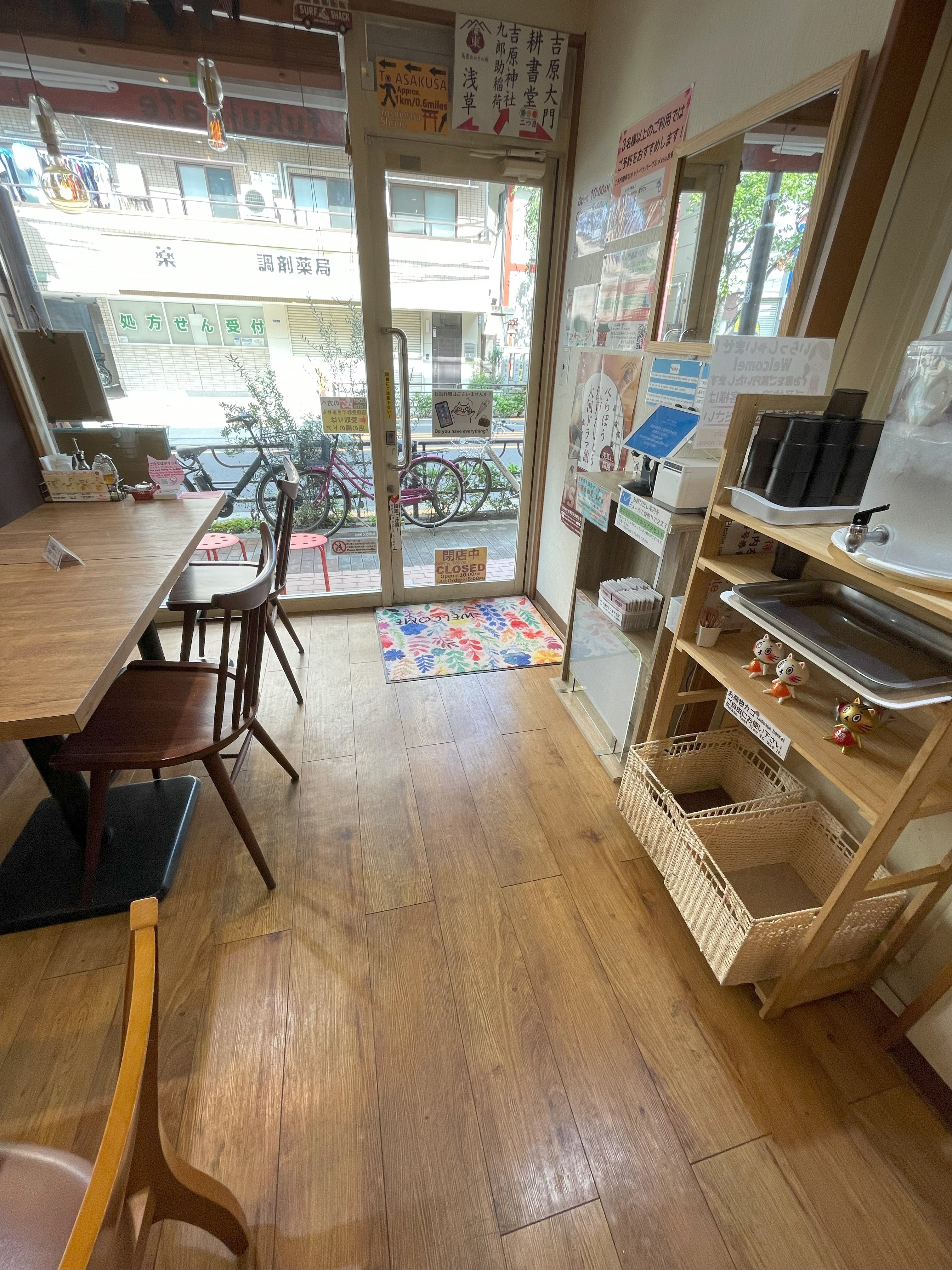 窓から自然光が入る福カフェさんの入口と店内の様子。