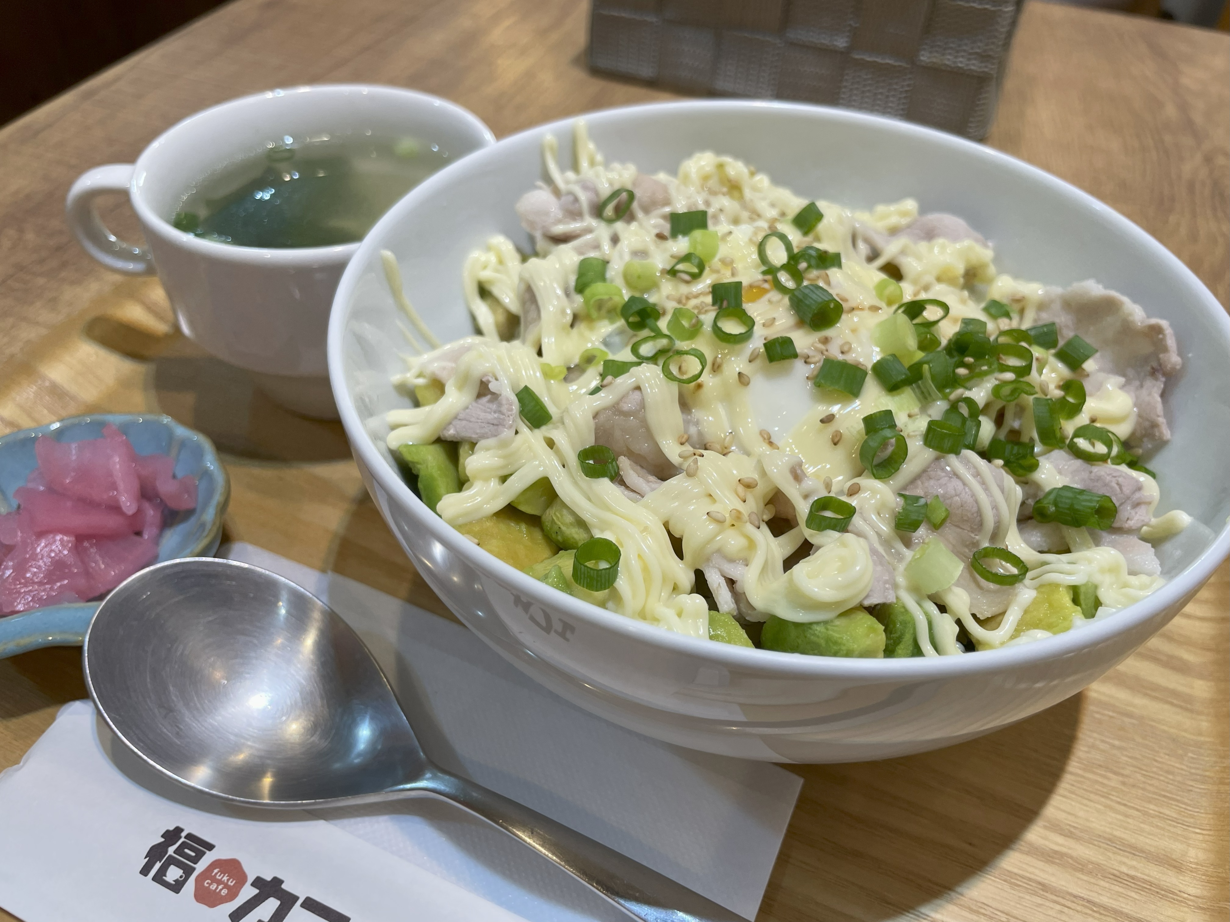 アボカドと豚しゃぶ、マヨネーズ、半熟卵がのった丼とスープのセット。
