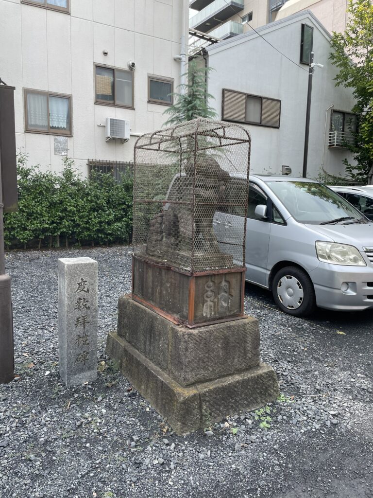 今戸神社に残る庚申塔と庚申信仰碑。