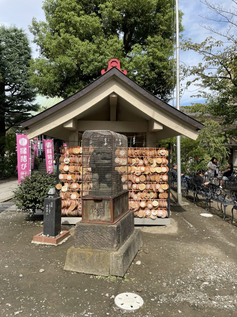 庚申塔と丸い絵馬が並ぶ今戸神社の境内。