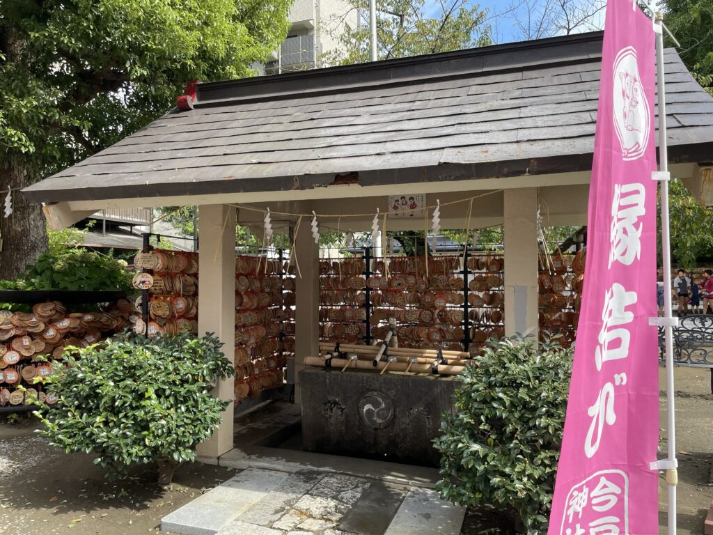 今戸神社の手水舎と奉納された丸い絵馬。