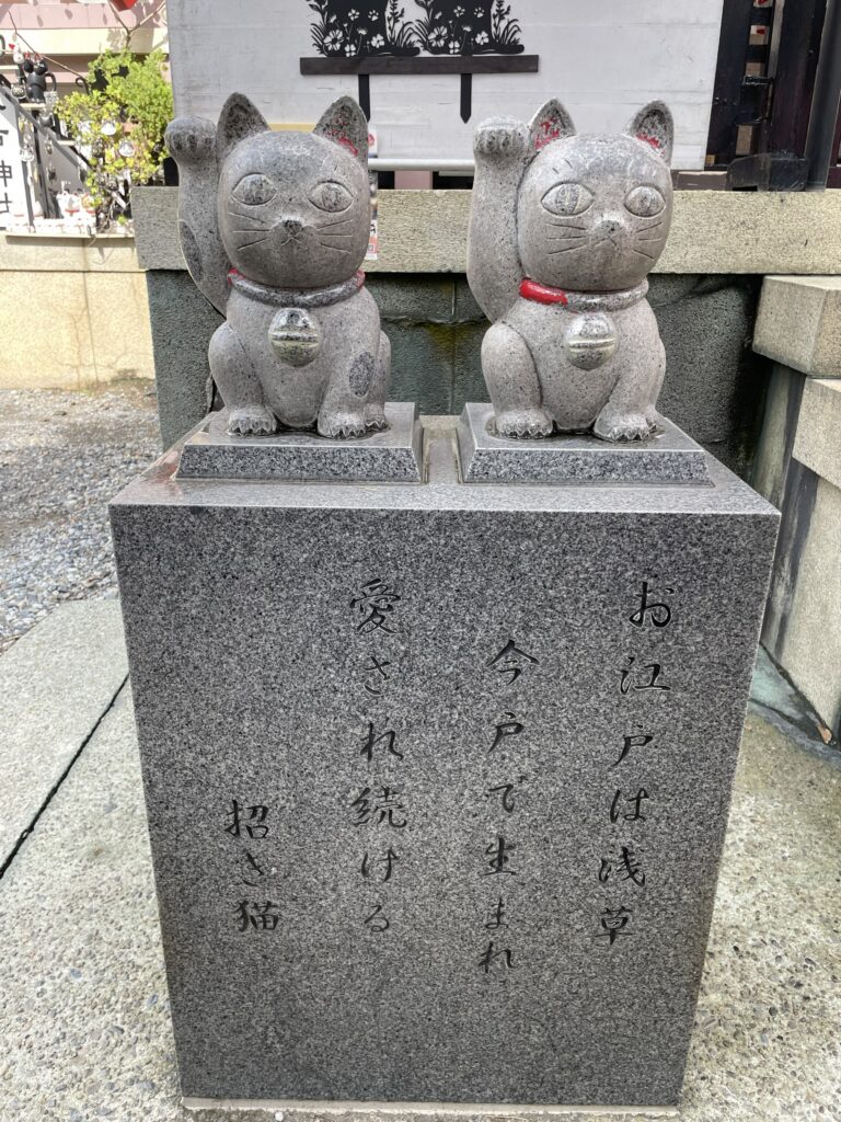 今戸神社の境内に並ぶ「石なで猫」の石像。