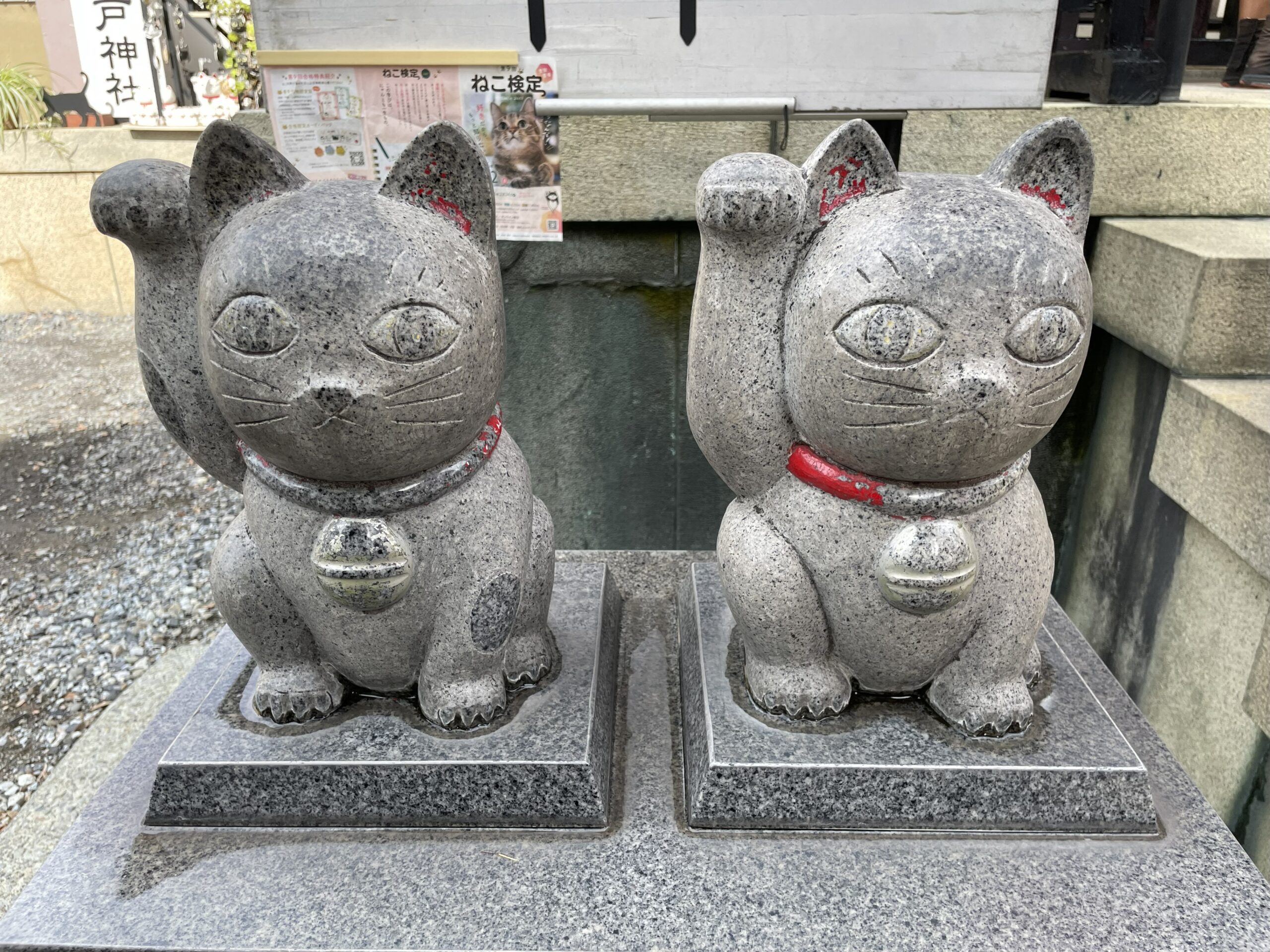 今戸神社の「石なで猫」の石像（アップ）。