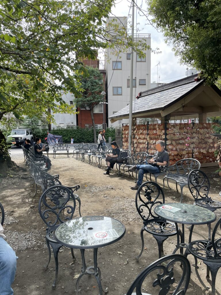 今戸神社の境内に並ぶベンチと休憩する参拝客。