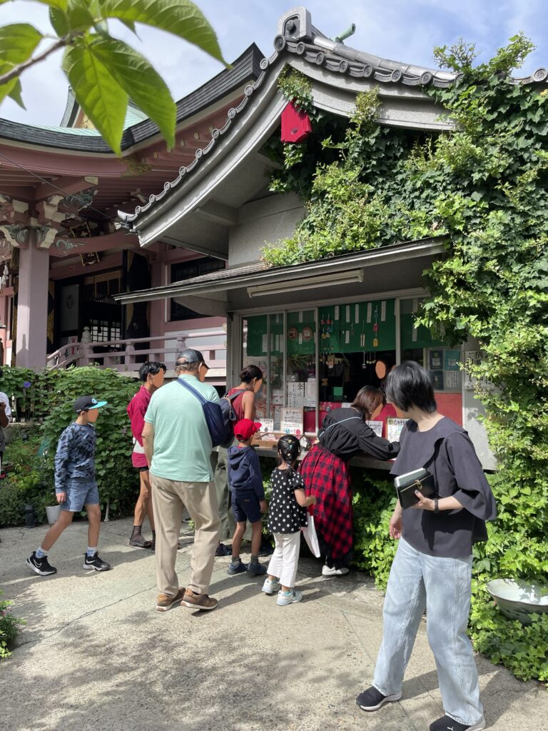 社務所の前に参拝者が集まっている。