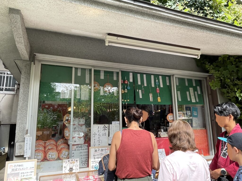 今戸神社の授与所に並ぶ参拝客の様子。