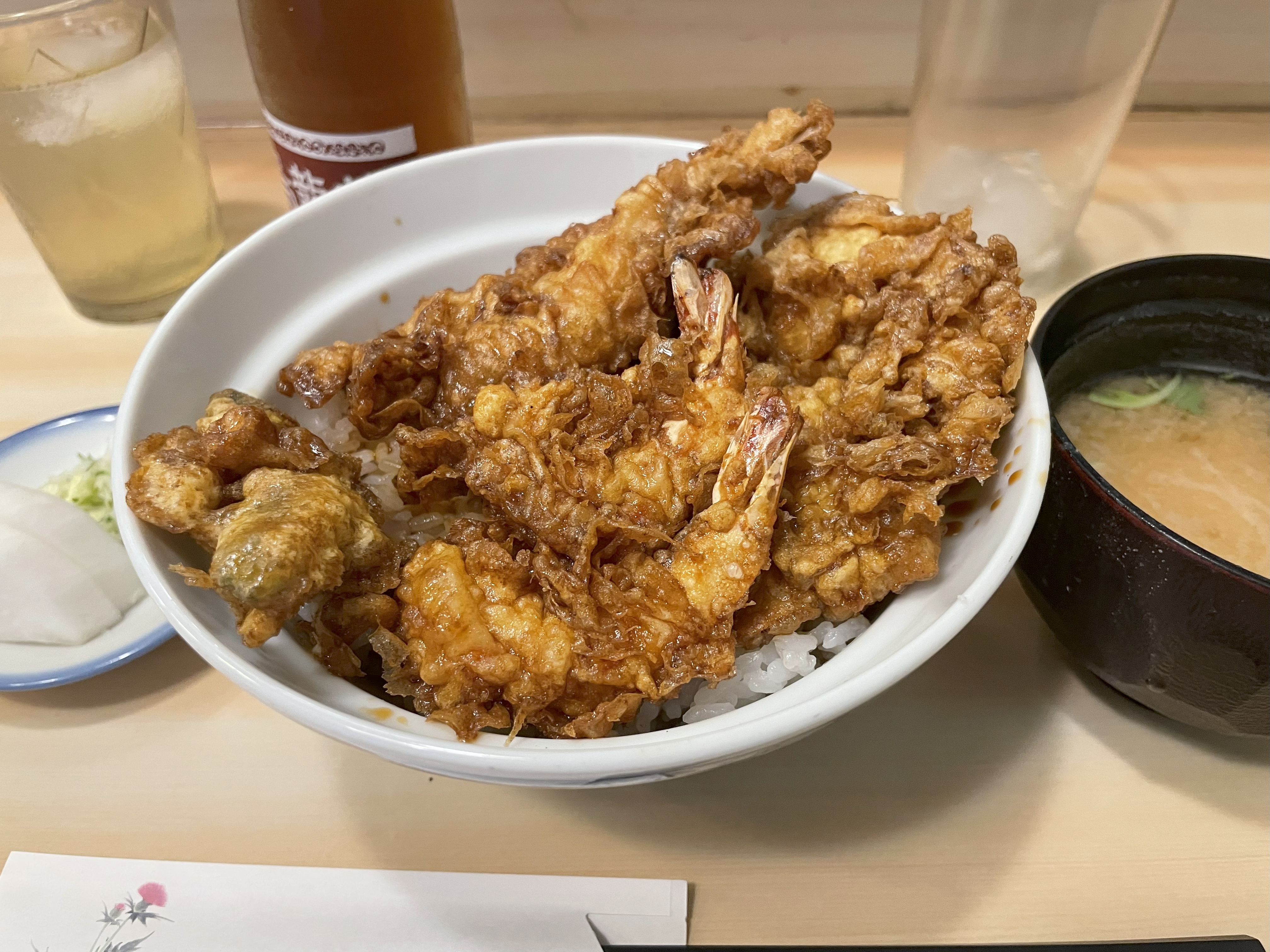 ランチサービスの天丼定食。お新香と味噌汁もつく。