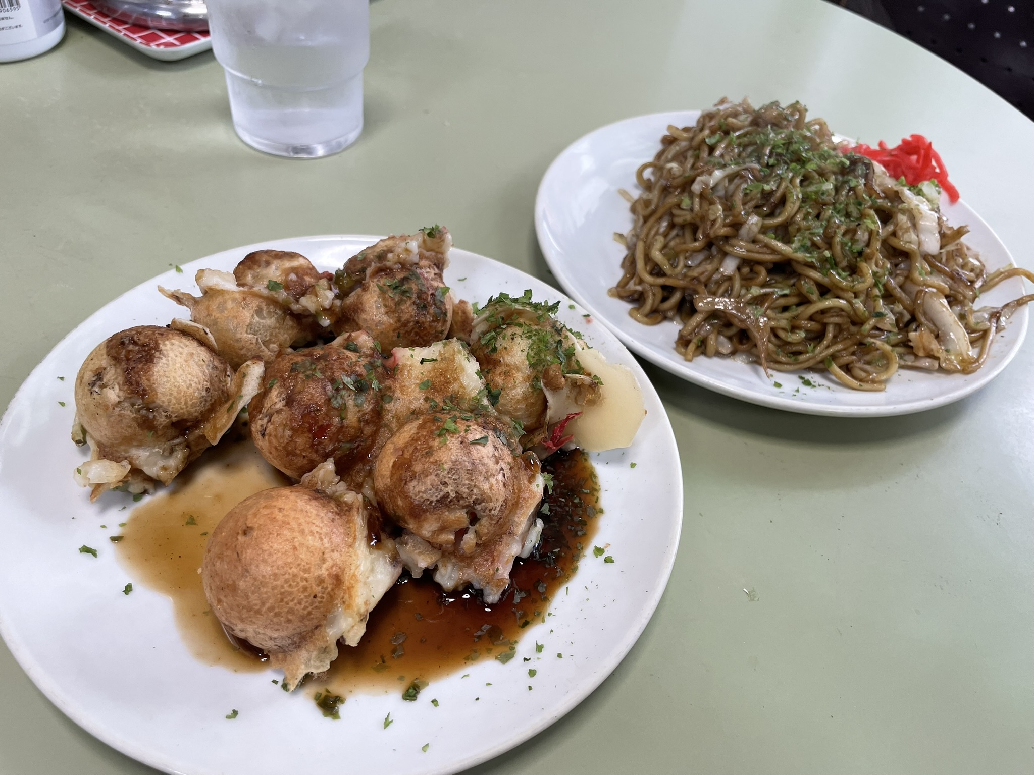 三島屋さんの「たこ焼き」と「焼きそば」の写真。ソースの香ばしい「焼きそば」と、外はカリッと中はとろっとした「たこ焼き」が並ぶ、昔ながらの優しい味わい。