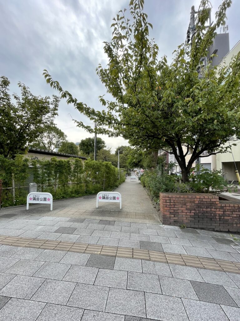 言問橋の横断歩道を渡った隅田公園入口の風景。