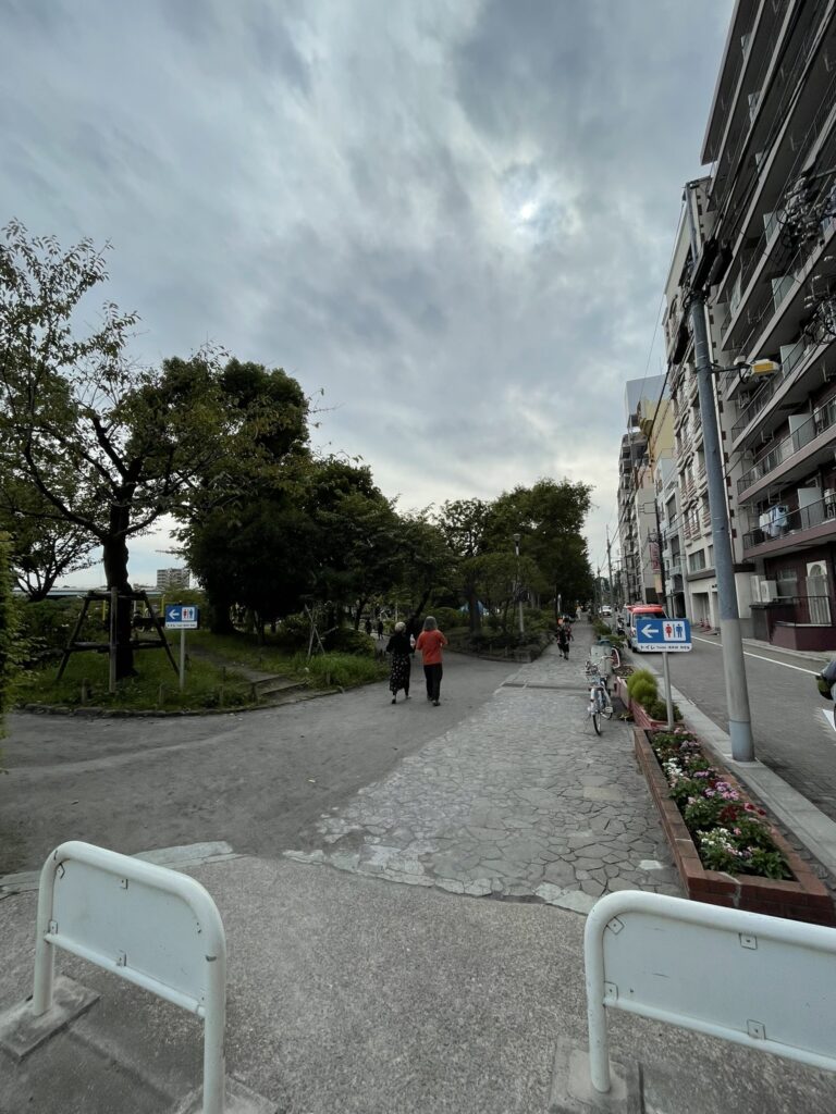 隅田公園の遊歩道と分かれ道の風景。