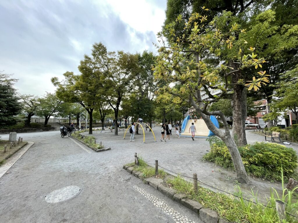 隅田公園の遊具広場で遊ぶ子どもたち。