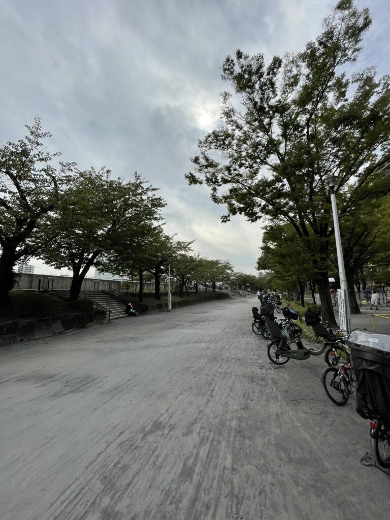 隅田公園内から見える展望広場への階段。