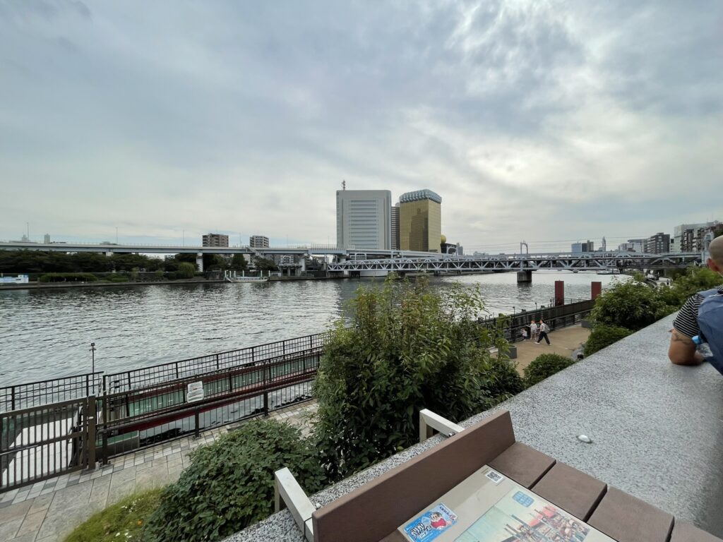 隅田公園内の展望広場から見た隅田川の風景。