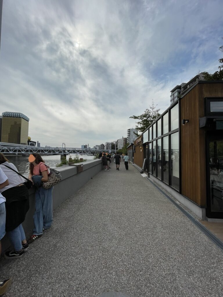 展望広場の道。右手にタリーズコーヒーがある。