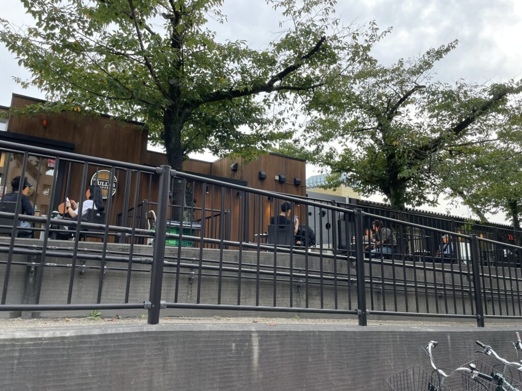 展望広場にあるタリーズコーヒーの様子。くつろぐ人々が見える。