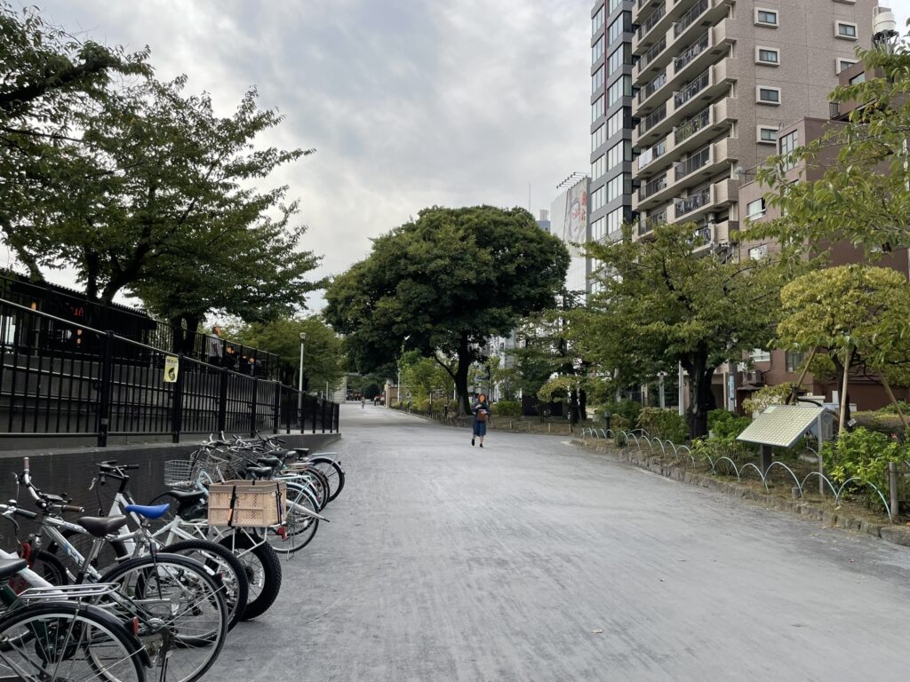 展望広場から降りた隅田公園内の様子。