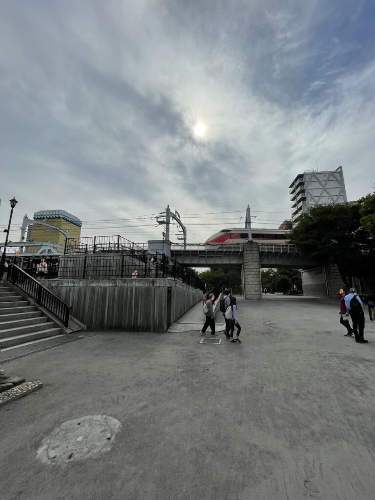 隅田公園内を通る「東武鉄橋」の様子。東武伊勢崎線の電車が走っている。