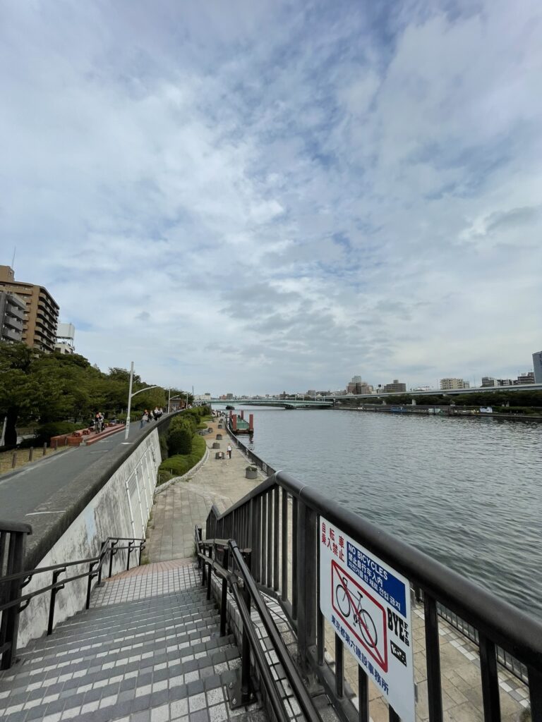 展望広場から見た隅田川の様子。