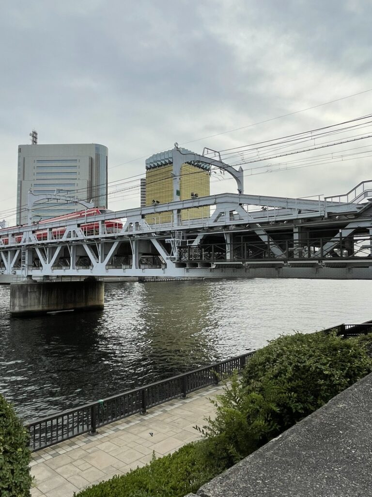 東武鉄橋を通って、東武伊勢崎線の浅草駅へ向かう電車の様子。