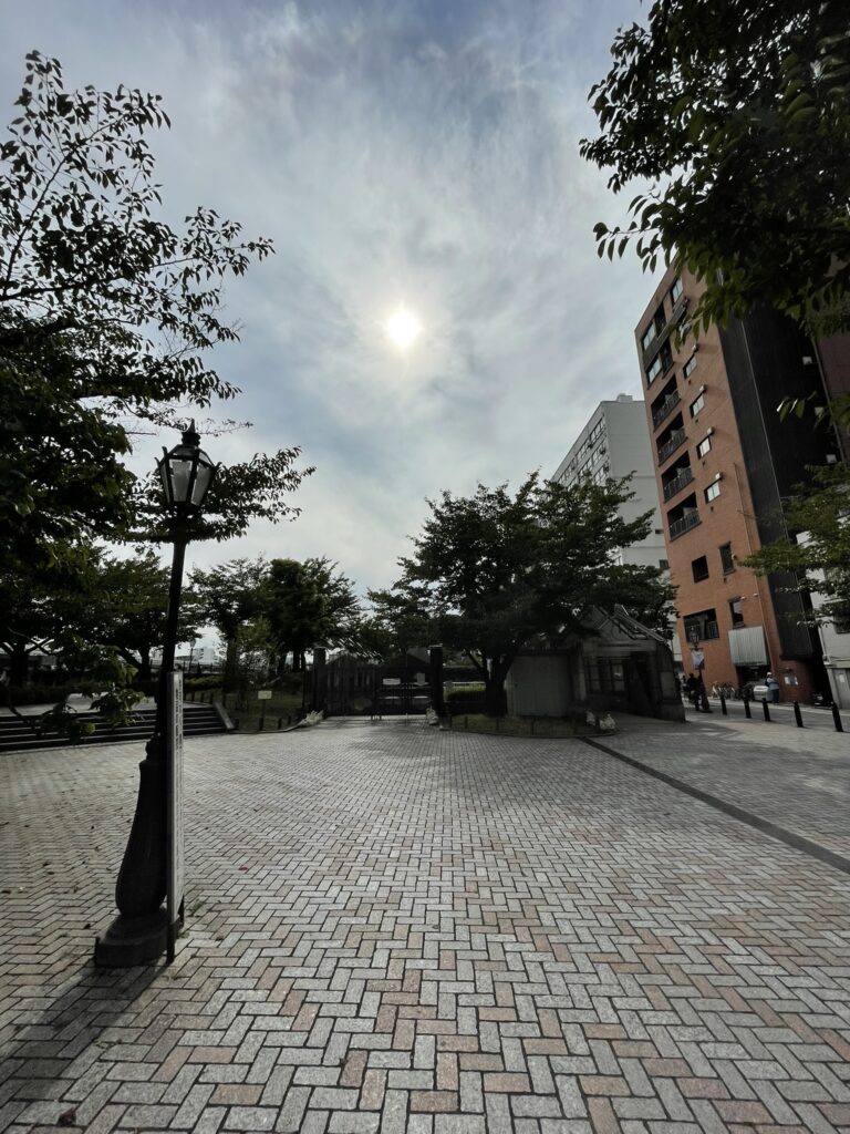 隅田公園内の石畳の歩道。