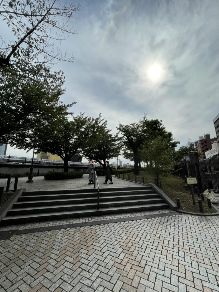 吾妻橋近くの隅田公園内にある展望広場へ上がる階段。