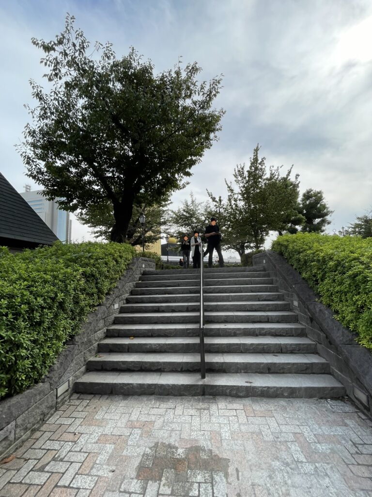 隅田川沿いへ向かう階段。