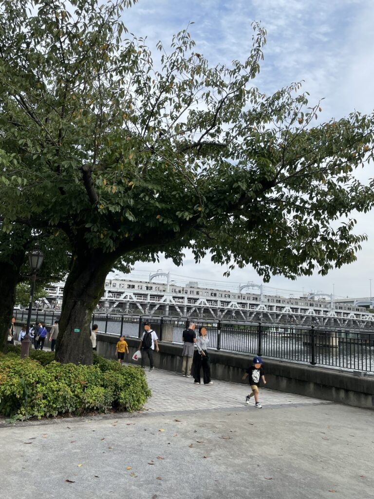 吾妻橋近くの展望広場の様子。