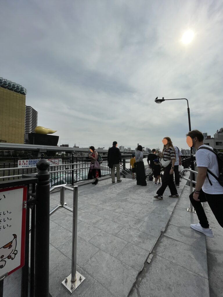 水上バス乗り場近くの展望広場の様子。