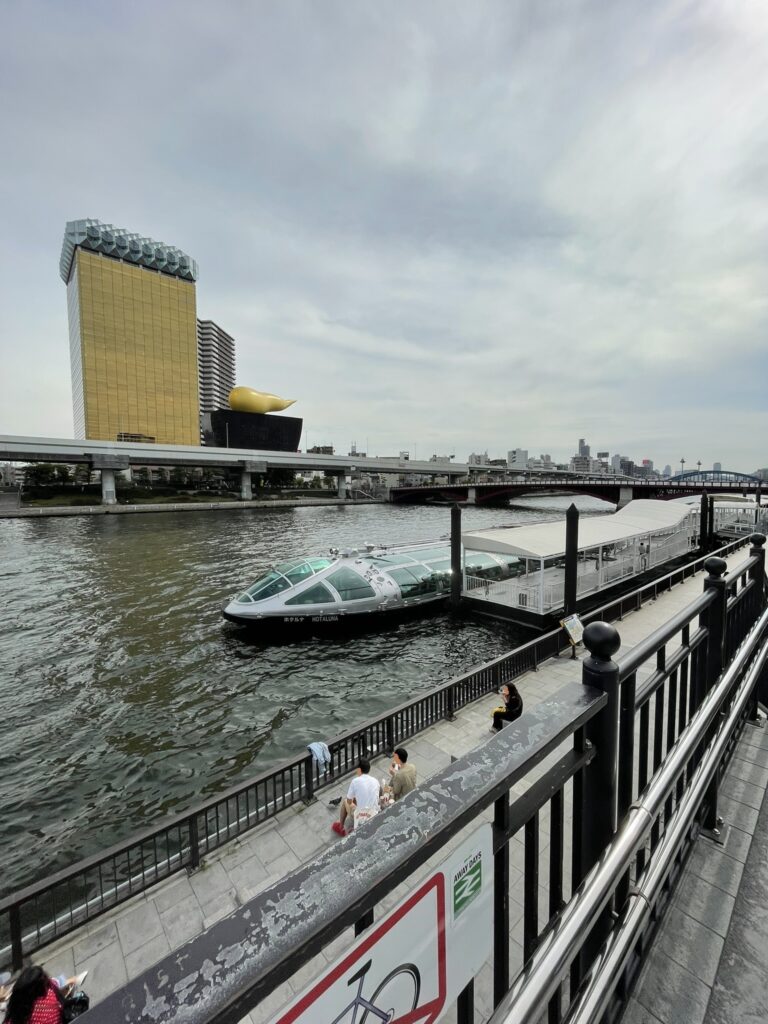 水上バスが乗り場に停まっている。隅田川の向こう側に見えるのがアサヒビールの本社。
