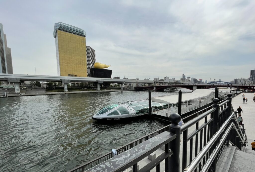 水上バスが乗り場に停まっている(クローズアップ)。