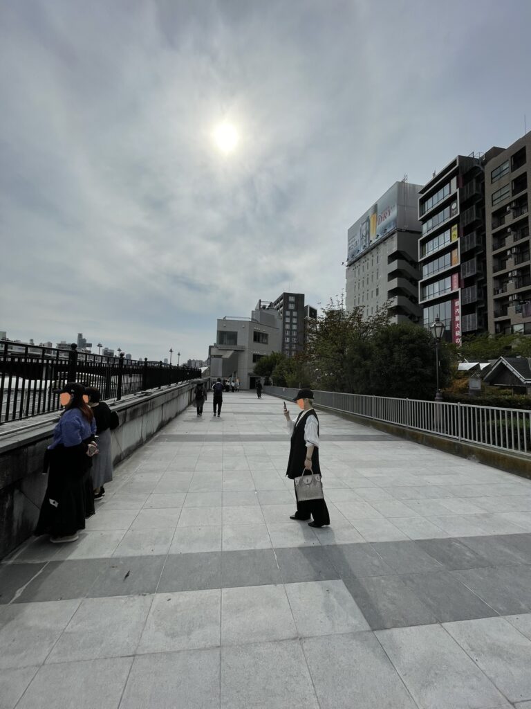 展望広場で記念撮影をする人々。