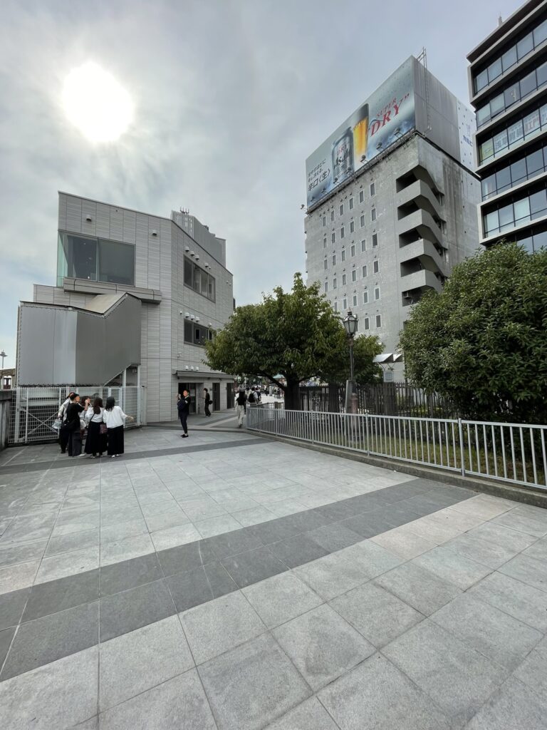 展望広場を吾妻橋のたもとへ向かって歩くと公共トイレがある。