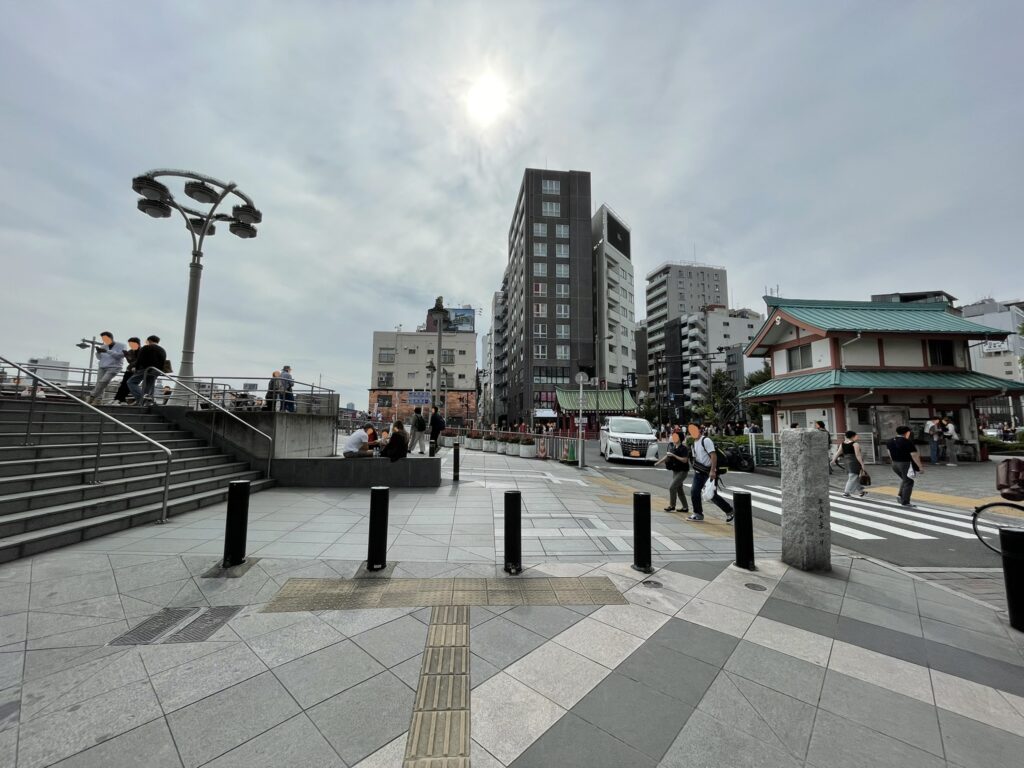 吾妻橋のたもと側の隅田公園の出入口。
