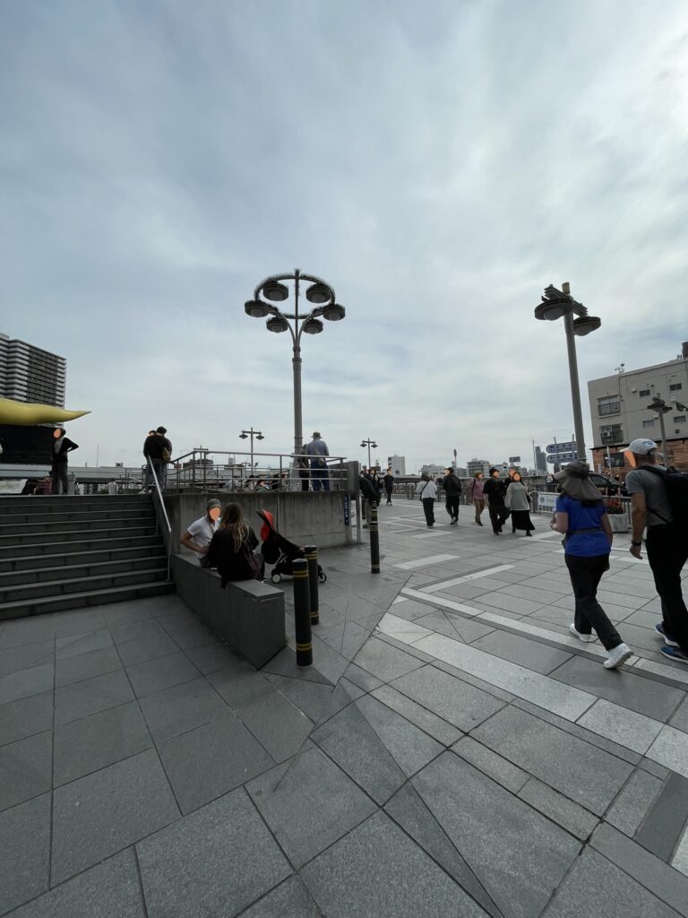 吾妻橋のたもと。