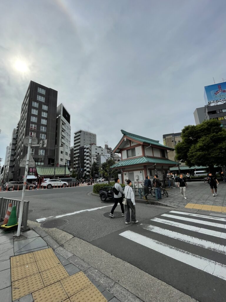 隅田公園の出入口から見た浅草の様子。