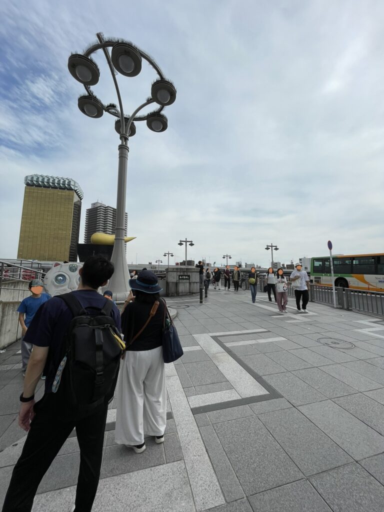 「GTS観光アートプロジェクト」の招き猫「そらちゃん」と記念撮影をする観光客の姿。