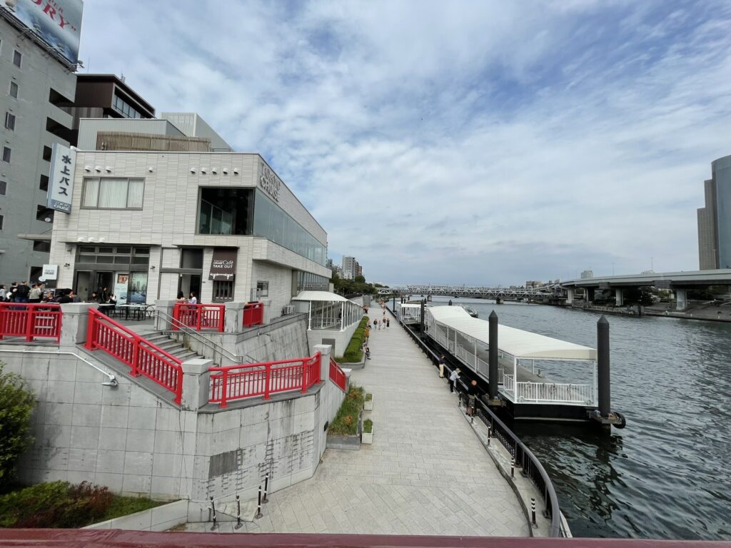 吾妻橋から見た隅田川の風景。