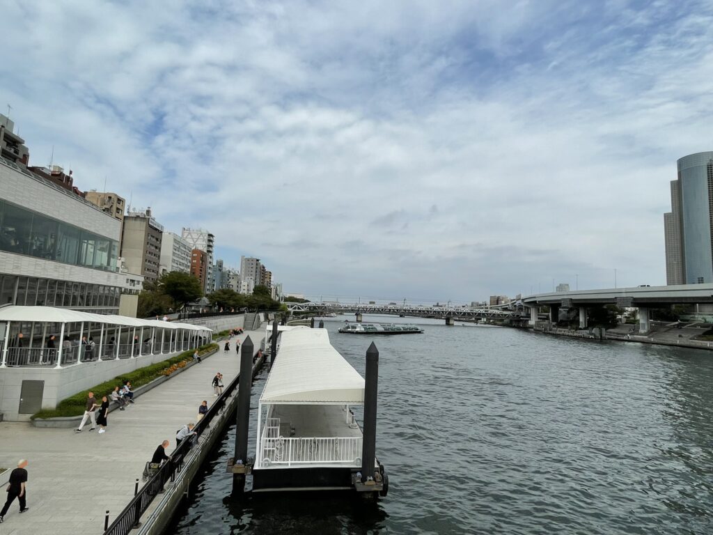 隅田川の乗り場を離れ、出発する水上バス。