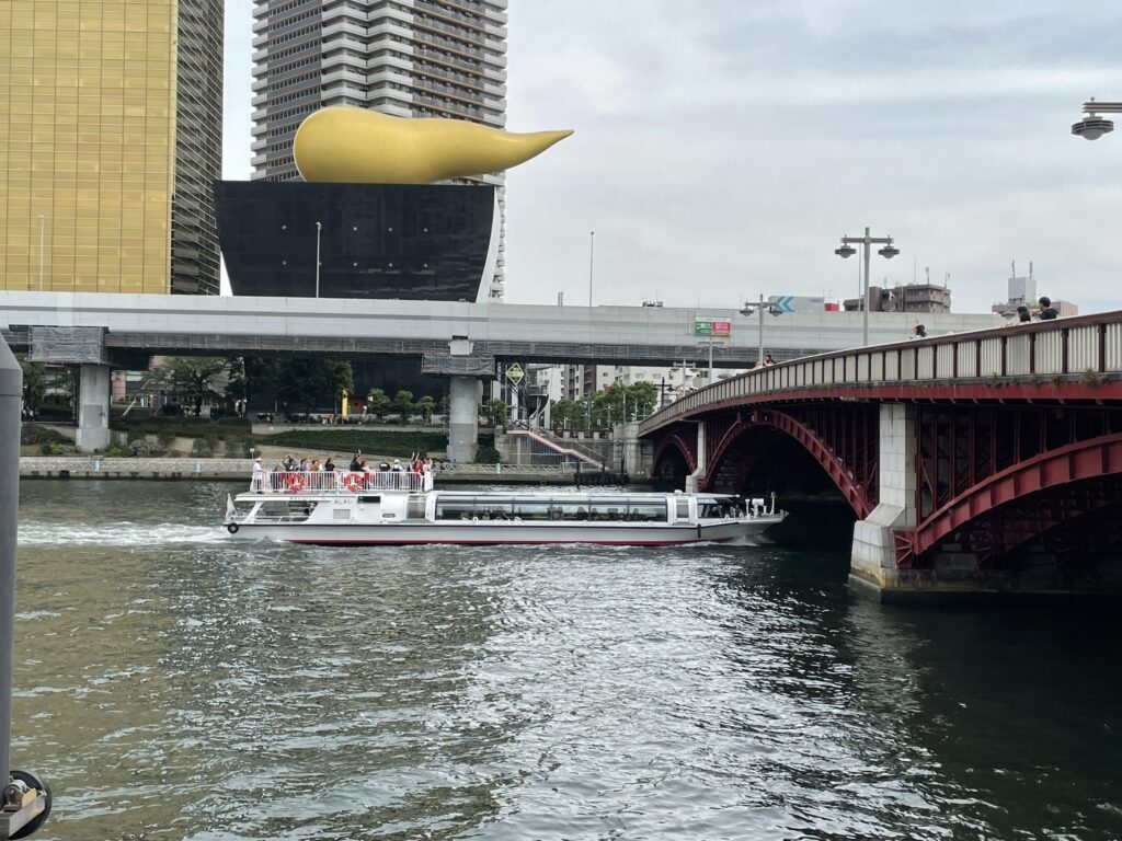 吾妻橋の下を水上バスが渡っていく様子。